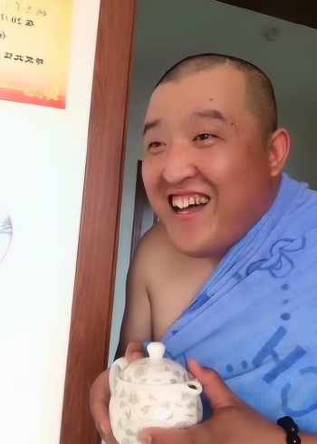 女施主我给你送茶来了,这个色狼要火