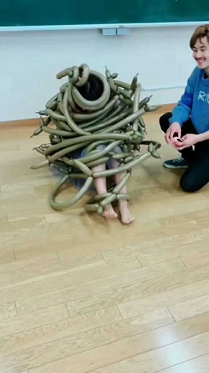 日本小哥哥都不知道怜香惜玉竟然把美女给捆上了