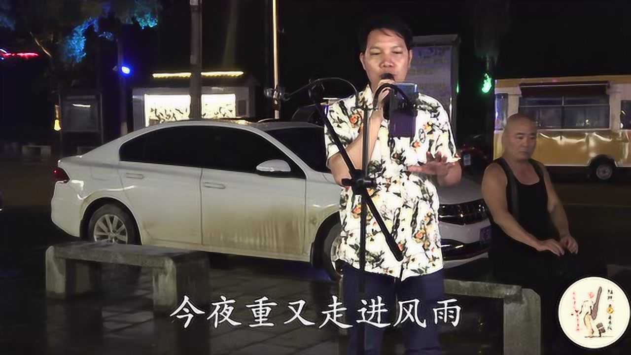 广西桂平网红一曲从头再来上百观众围观和原唱刘欢有得比吗