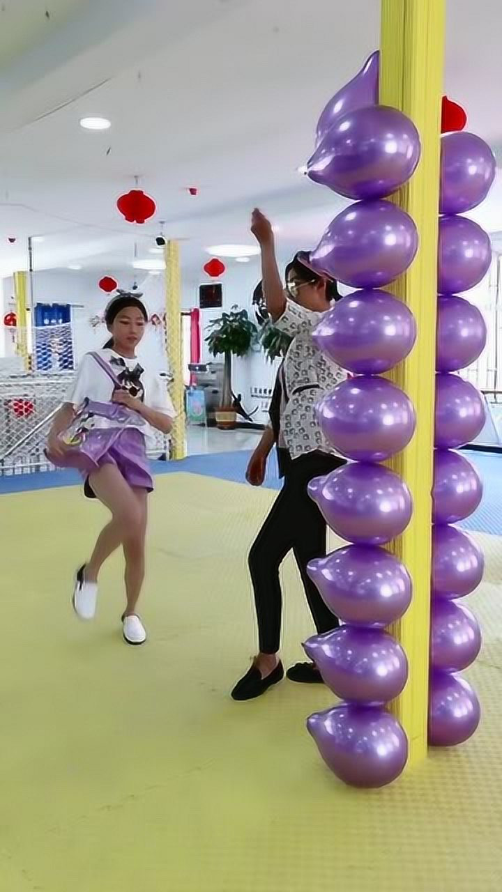 小妹妹一看就学过跆拳道,大长腿一踢气球就爆了,最后尴尬了!