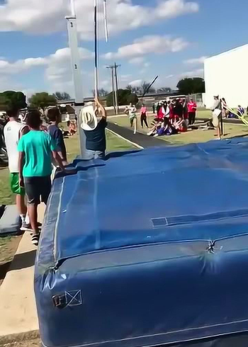 撑杆跳比赛,选手奋力一跳,结果杆子却断了!