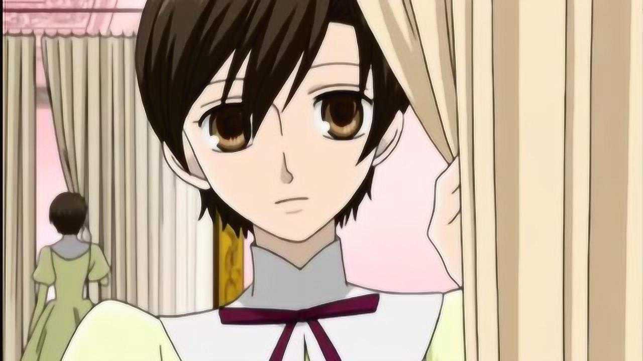 樱兰高校男公关部:假小子正在更衣,男公关忽然闯入,秘密被发现