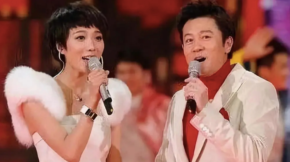 春晚名场面 | 王珞丹携手蔡国庆,演唱《常回家看看》,被批娃娃音太重