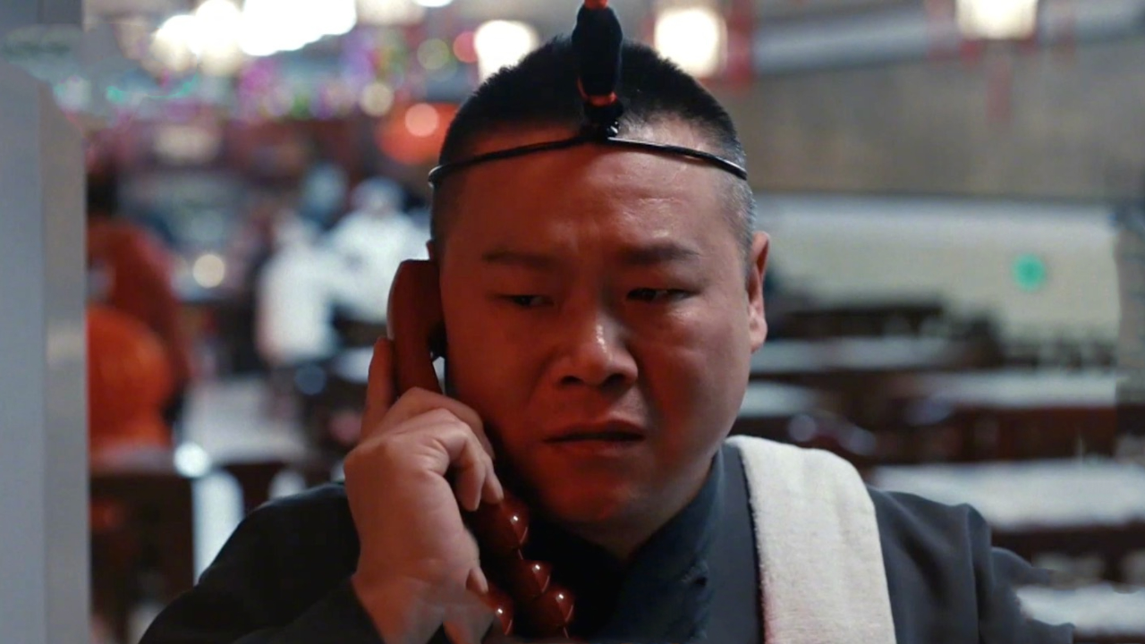 岳云鹏演技巅峰场面!春晚开场短片一滴泪封神,旁白引打工人共情