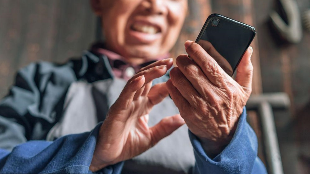 被流量裹挟的农村老人:沉迷刷app挣钱,上网7小时到手2块钱