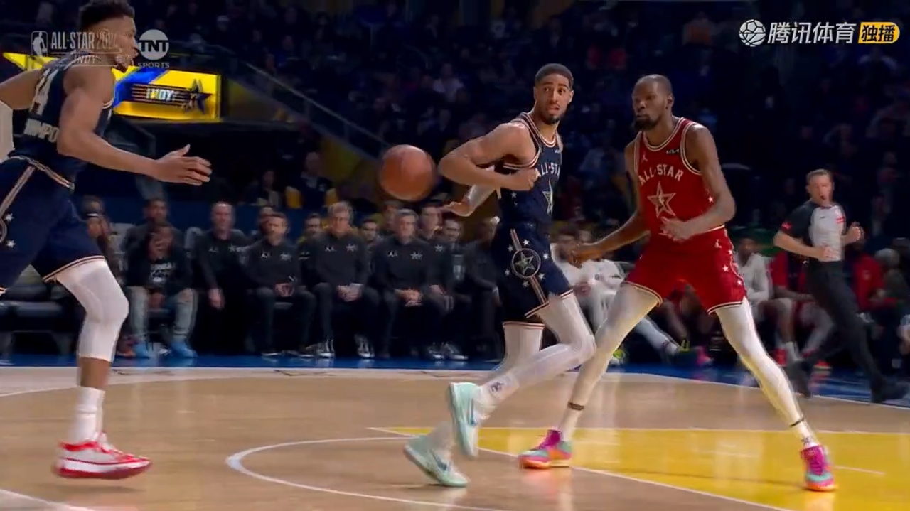 致敬白巧克力!哈利伯顿复刻经典肘击传球 秀还是你秀啊