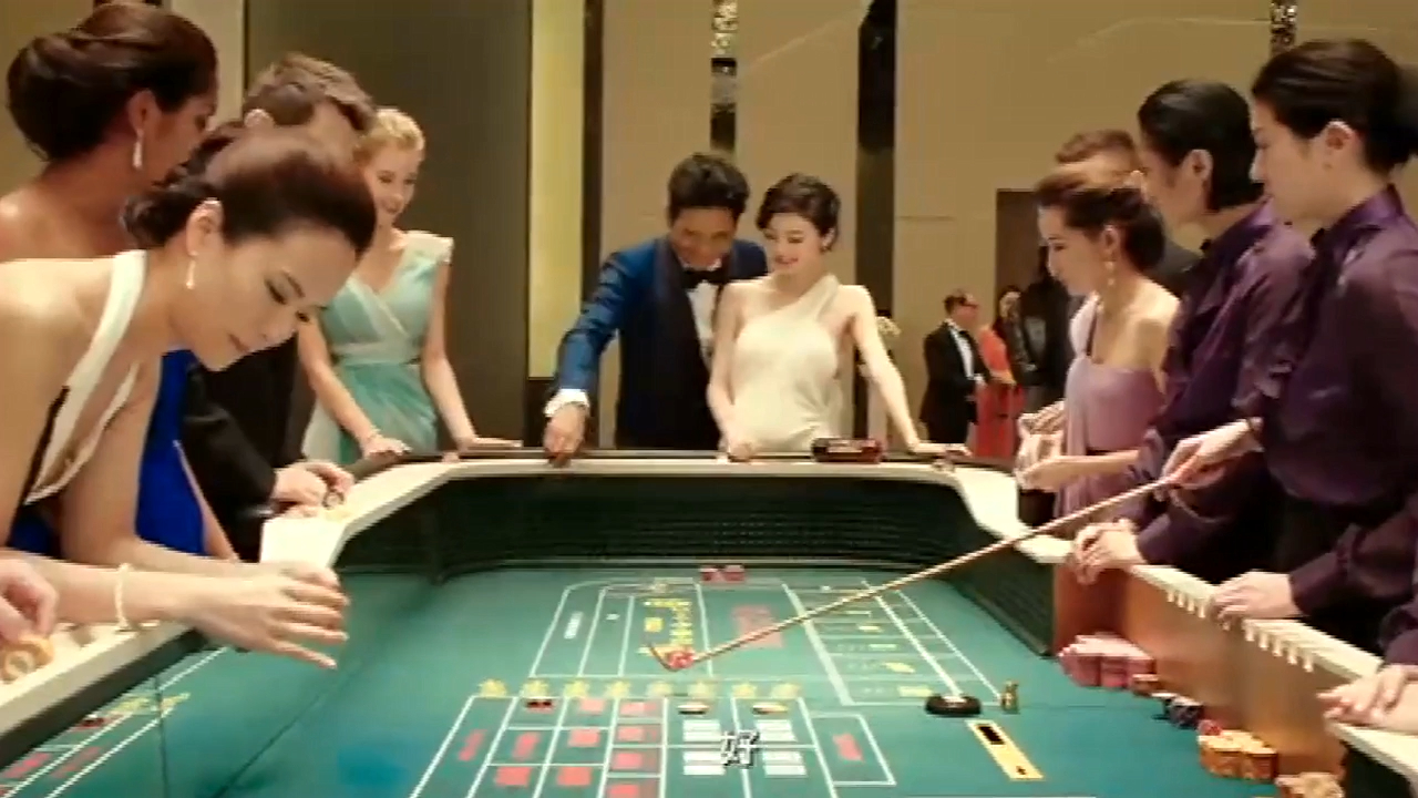 澳门:发哥演的赌神出场就是霸气,艺压高虎,轻松赢钱