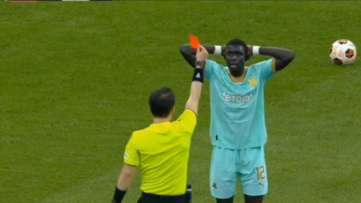 染红球员还装无辜?多角度看米兰球星遭暴力飞铲,倒地捂脚翻滚