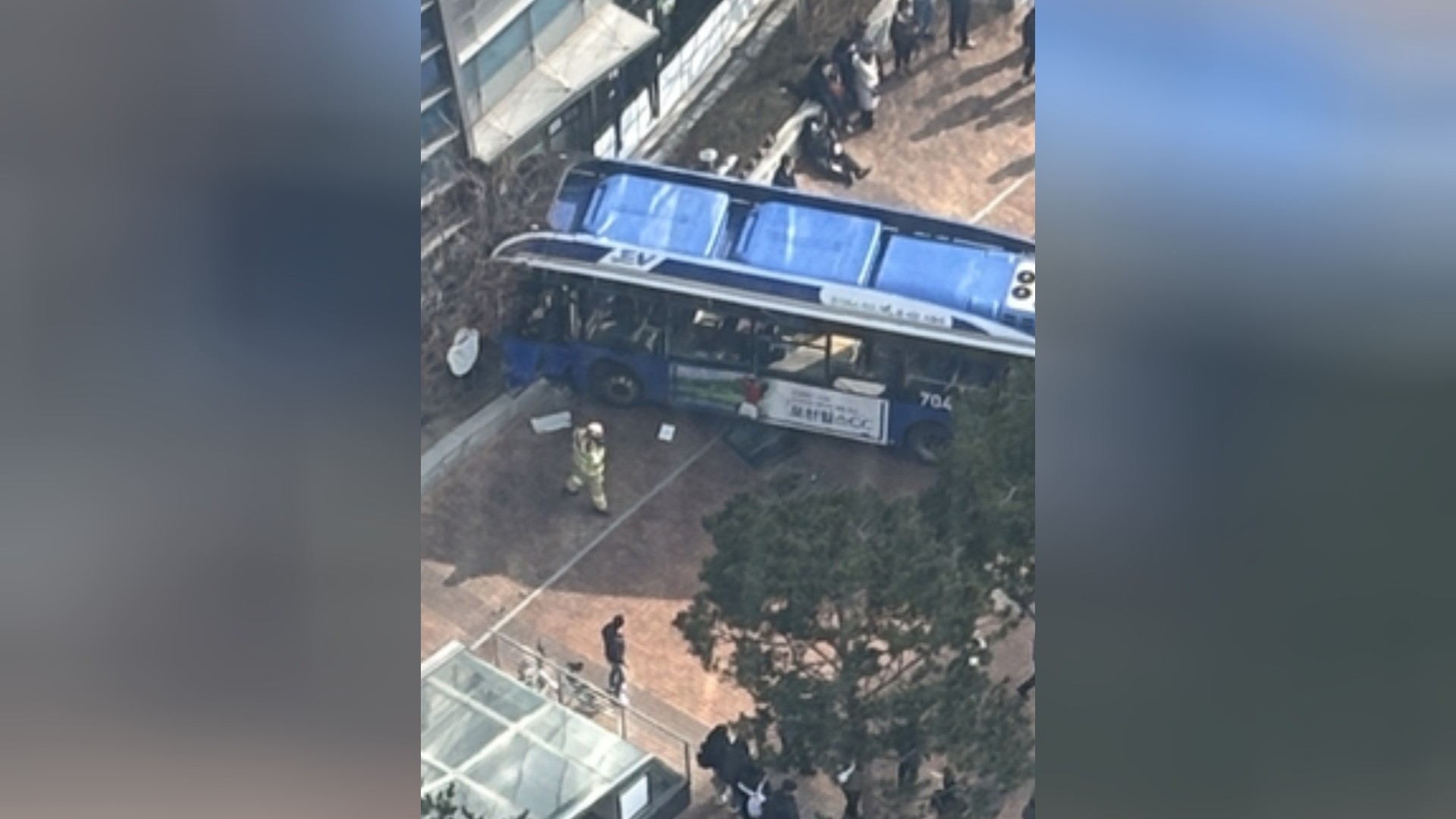 韩国首尔一公交车撞上路边大楼 已致13人受伤