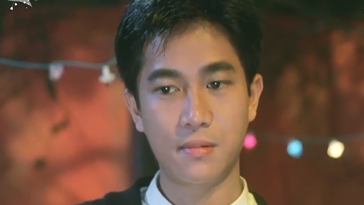 陈百强当众将头靠何超琼肩上,谁注意何超琼的反应?喜欢装不出来