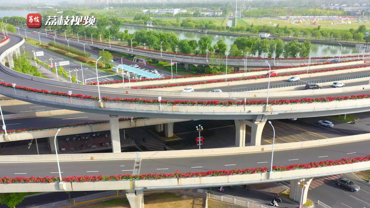 淮安高架桥车辆与繁华相伴成为靓丽风景线