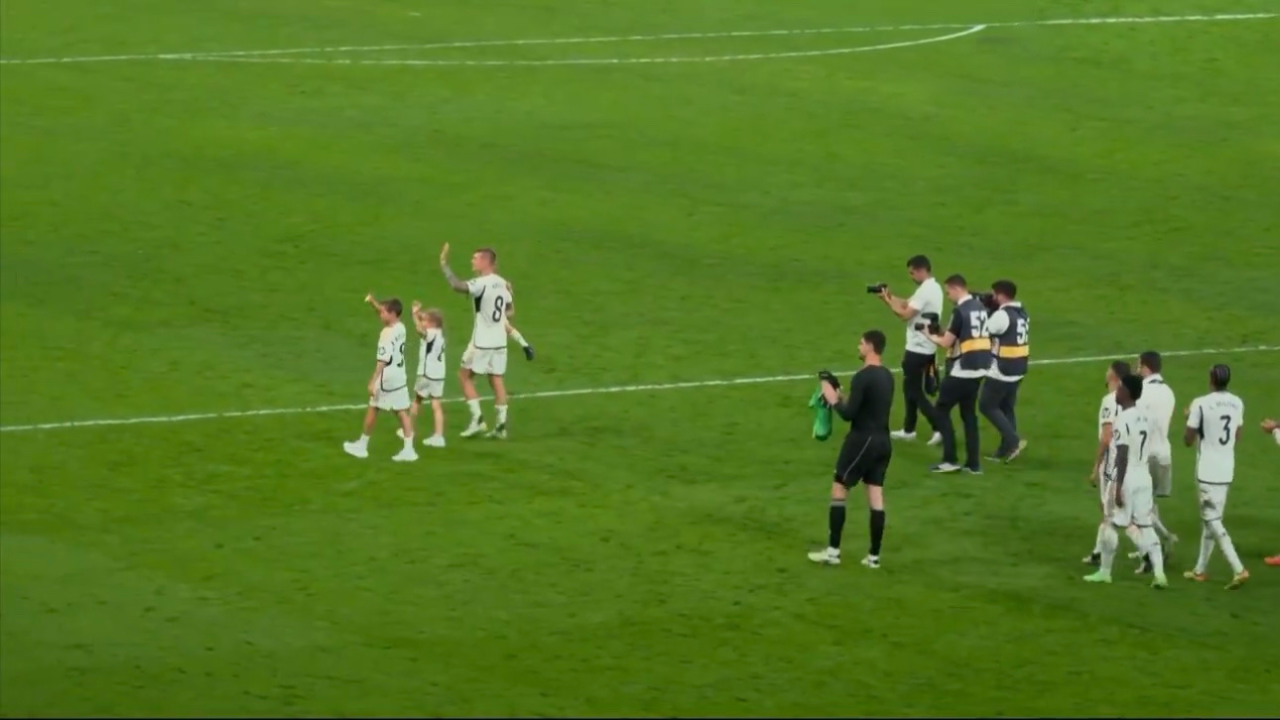 令人动容!克罗斯在伯纳乌球场周围散步,身后是他的孩子和所有队友