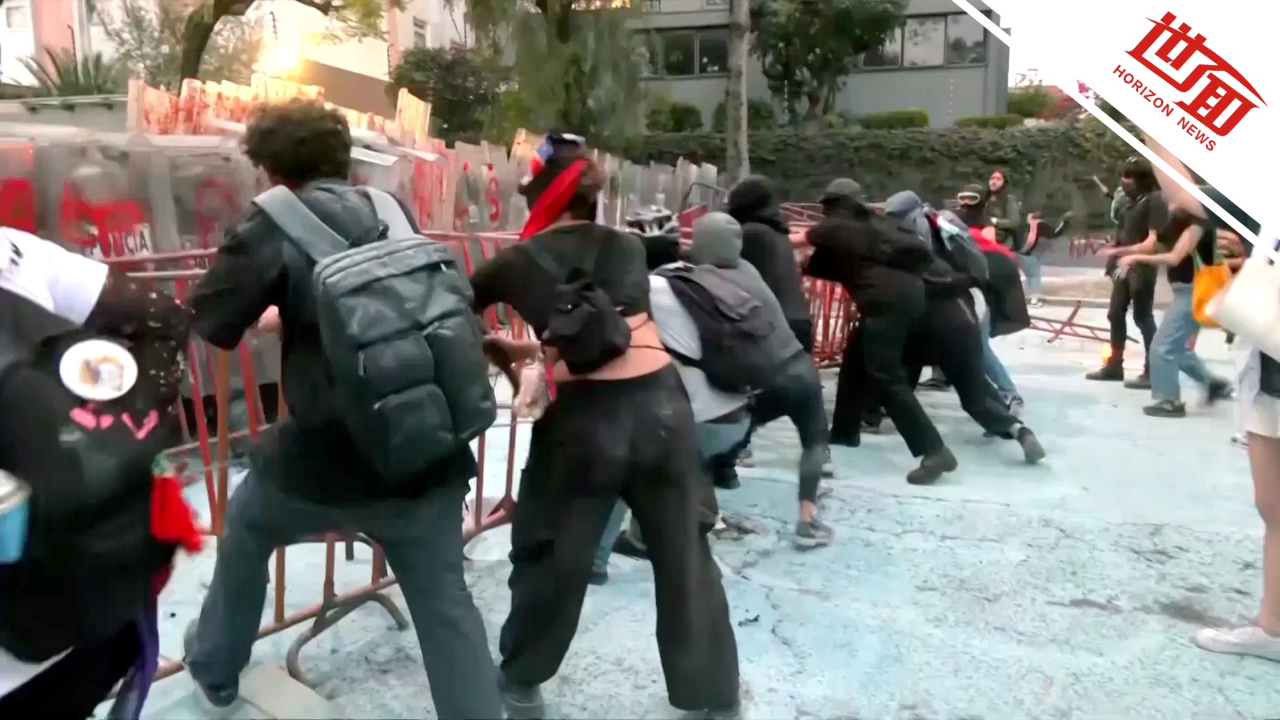 墨西哥数十名支持巴勒斯坦的民众在以色列使馆外示威 与警方发生冲突