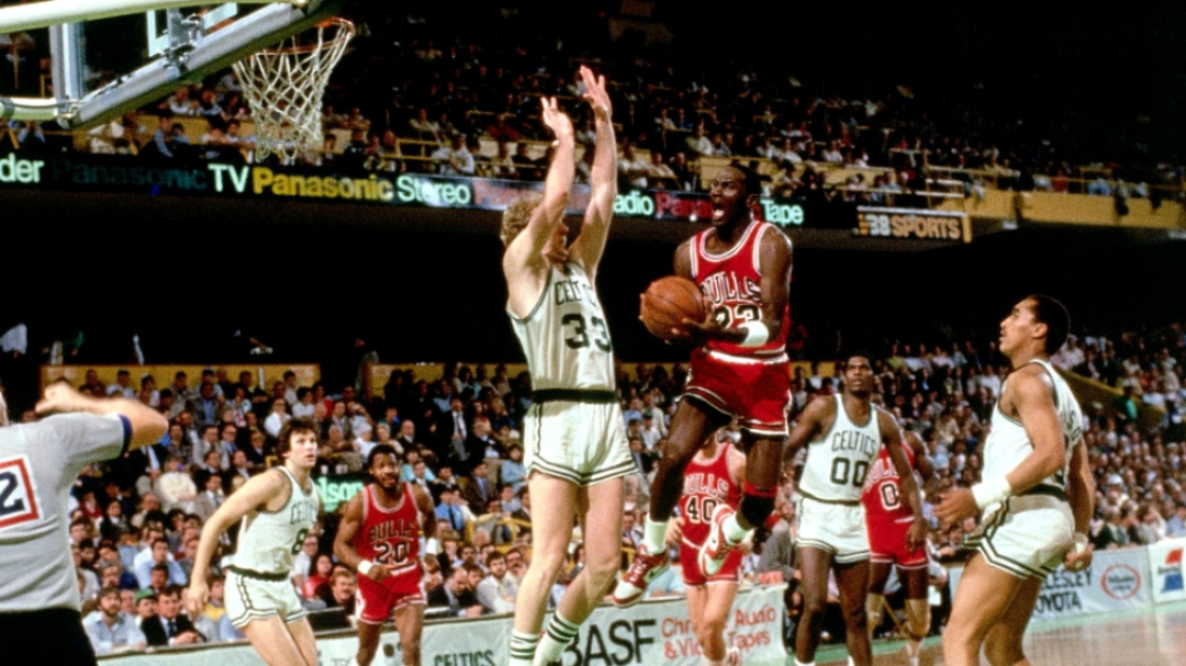 乔丹一人对抗五大名人堂,大伤初愈季后赛狂飙63分,打服伯德!