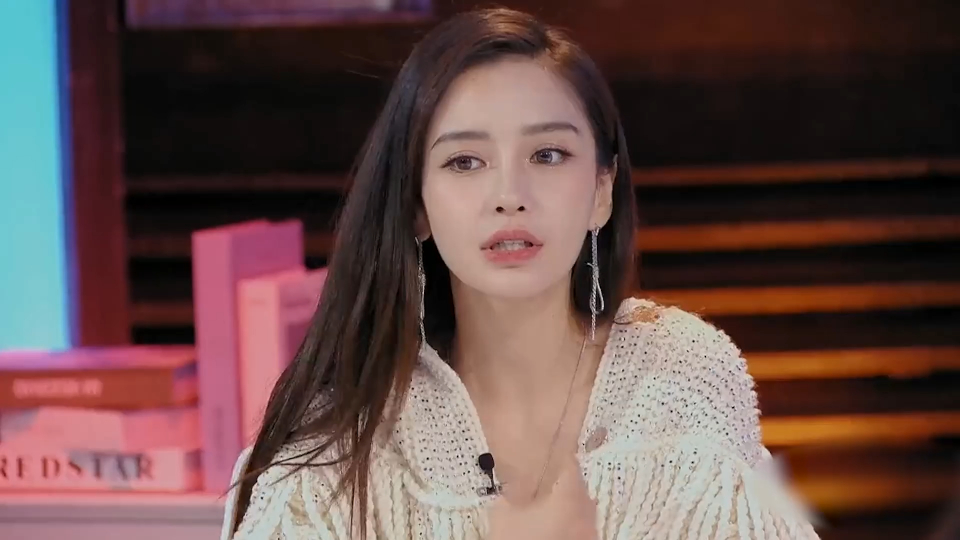 杨颖离婚后首次哽咽谈及婚姻!黄晓明的回应太让人心疼