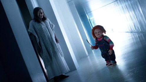 老婆婆发现一个拿着刀的娃娃，以为自己产生了幻觉，没想到他竟然这么可怕！【恐怖电影】