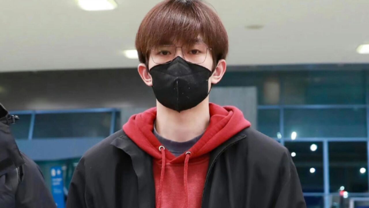 易烊千玺回国,私服低调帅气,口罩竟然起球,谁来给千玺换个口罩