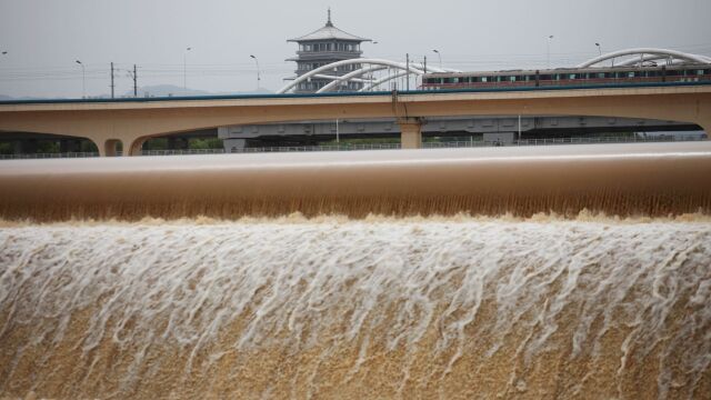 大雨后的西安灞河:橡胶坝溢流成大瀑布,流水滚滚气势恢宏