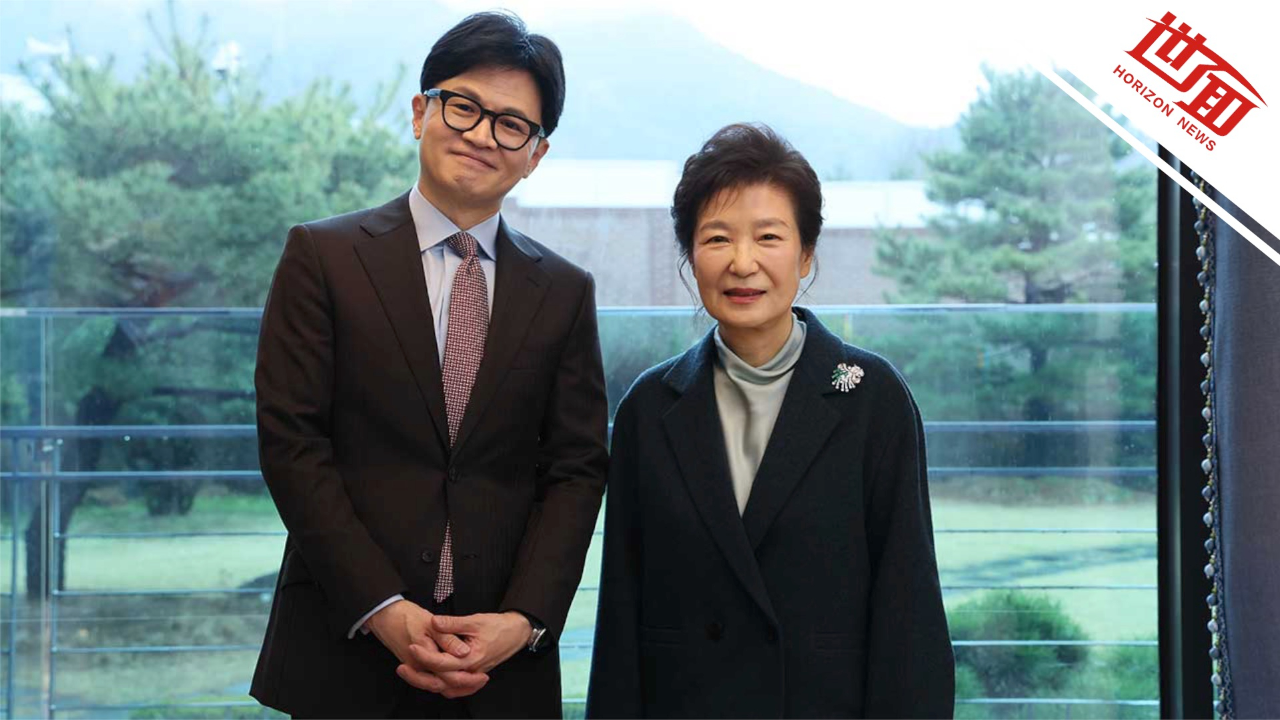 韩国前总统朴槿惠造型精致在家中会客 大批媒体和支持者聚集门外