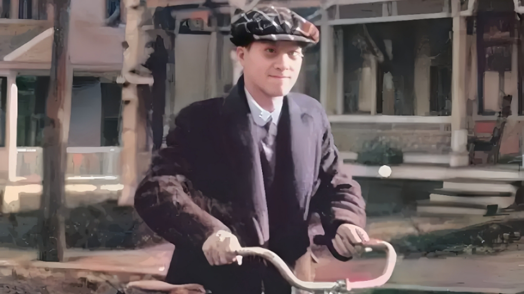 1918年,21岁的徐志摩在美国骑单车出行,整个人朝气蓬勃