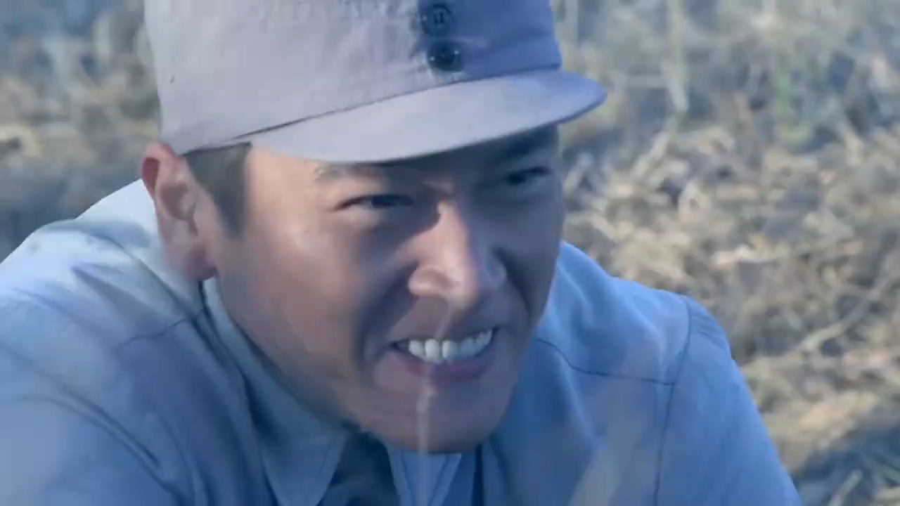 张楚用炮弹炸掉敌人坦克,离炸点太近,被炸得黑不溜秋