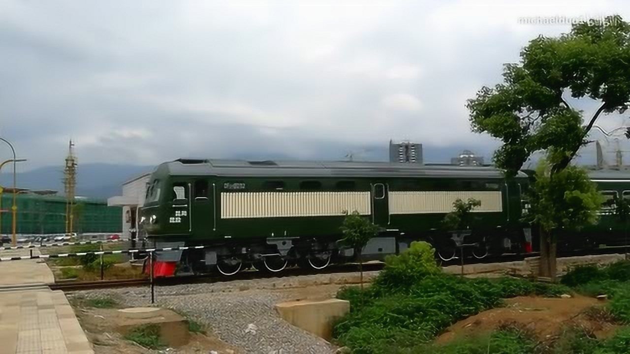 雲南米軌:雲南開遠東風21型米軌機車拉客車經陽光福庭小區道口