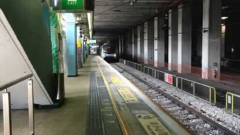 地铁随拍:港铁东铁线mlr e67e114在马场站,人挺多的