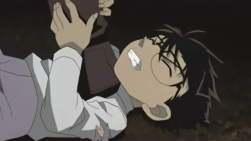 名侦探柯南:柯南很危险,被歹徒掐住脖子