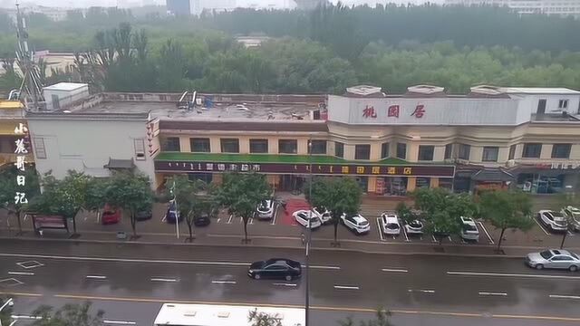 下过小雨中的内蒙古包头市青山区,交通井然有序