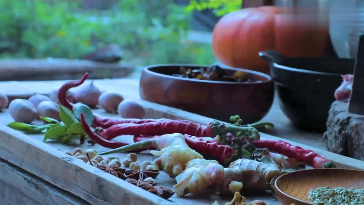 李子柒摘板栗做美食唯独没有动它正能量满满