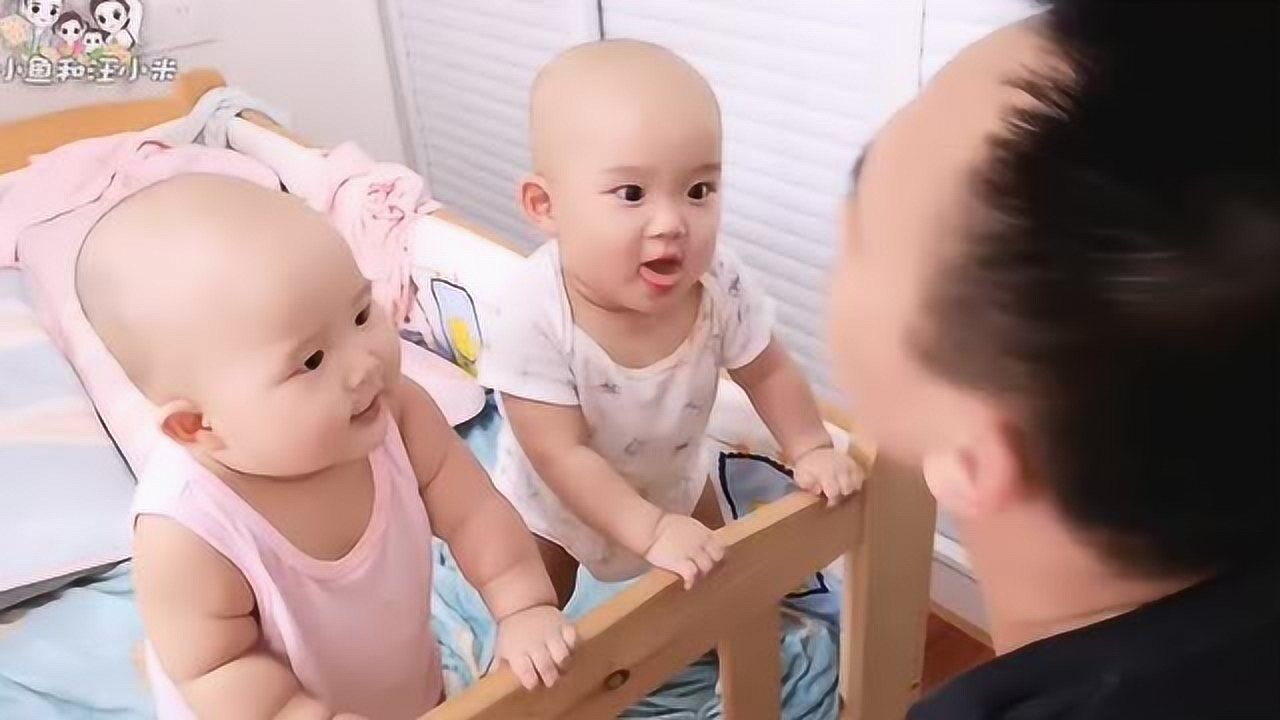 奶爸当着双胞胎萌娃面打拳,宝宝配合默契太搞笑,宝妈:此爸已疯