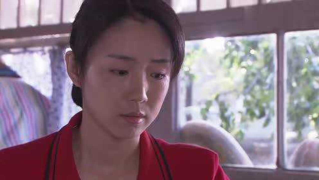 翠兰的爱情翠兰生气直接把毛衣扔了却砸到姑娘身上