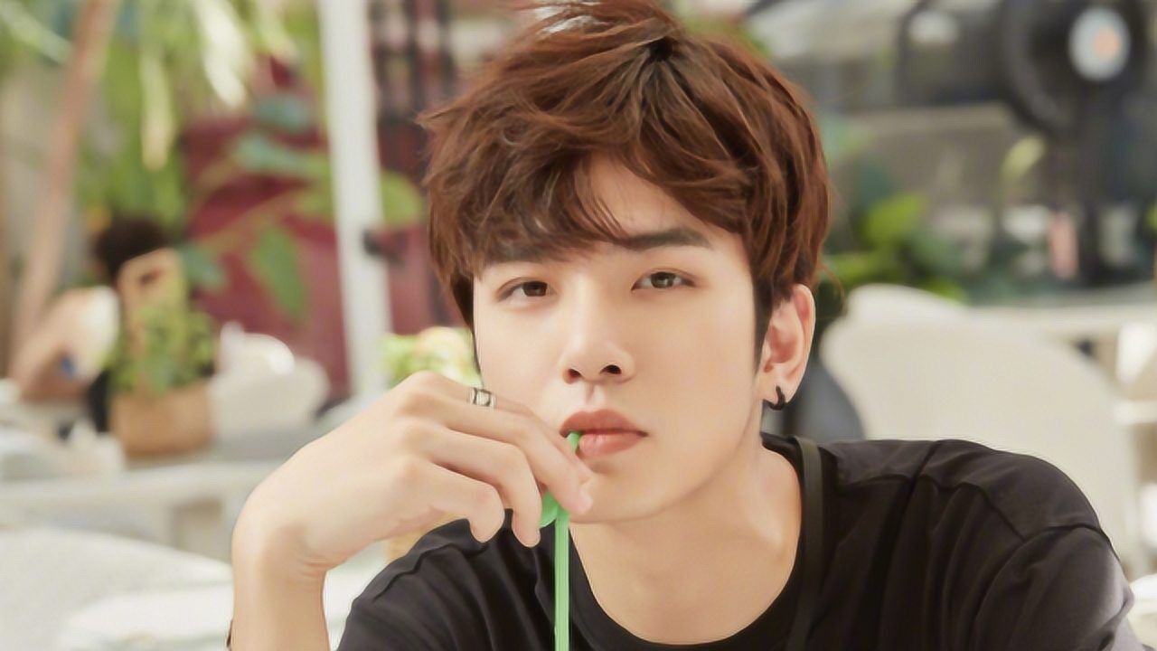 吴希泽觉得在粉丝们在很大的墙上给自己写祝福语,他很是感动