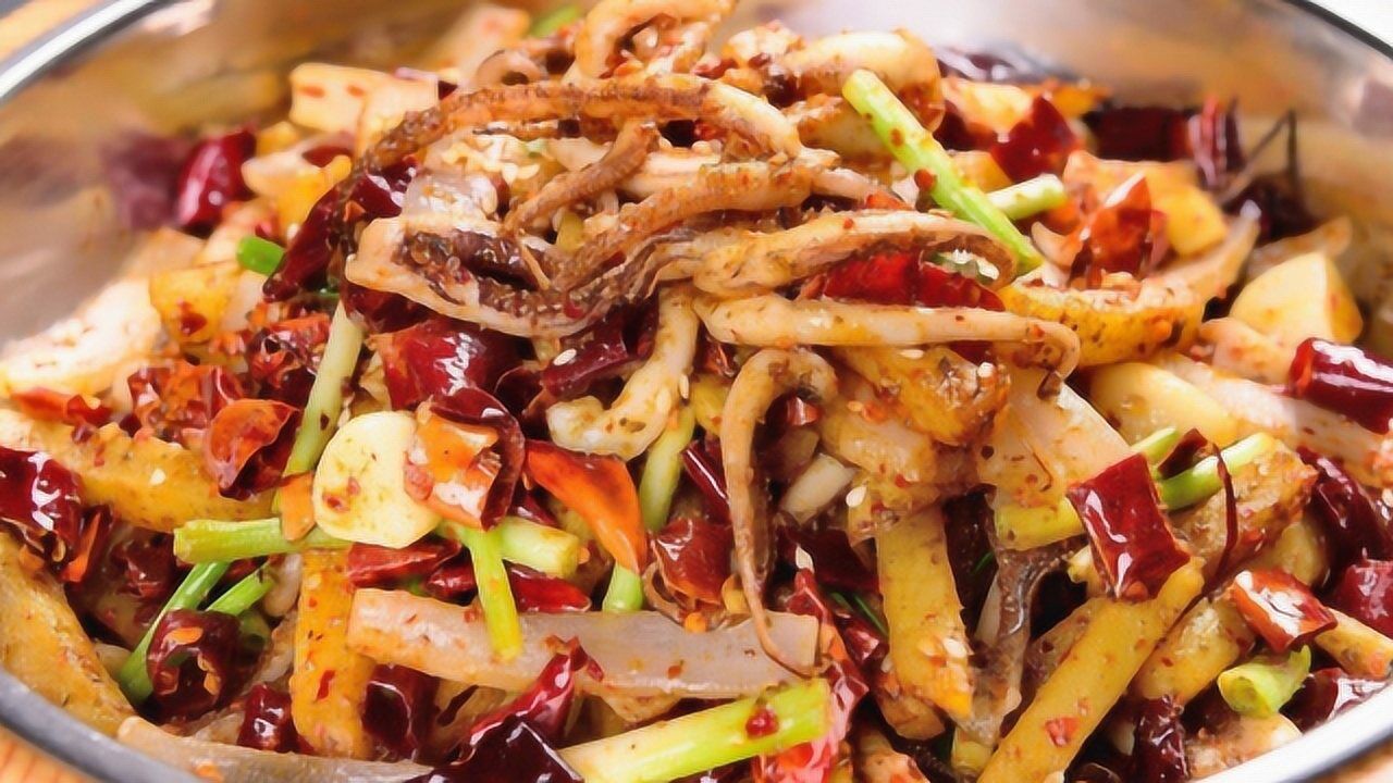 吃不腻的家常菜之一,火爆鱿鱼须,下酒下饭都够味,比饭店的好吃数倍