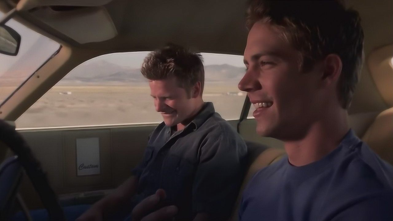 保罗沃克早期电影,俩小伙开车路上与陌生人开玩笑,结果被追杀一路