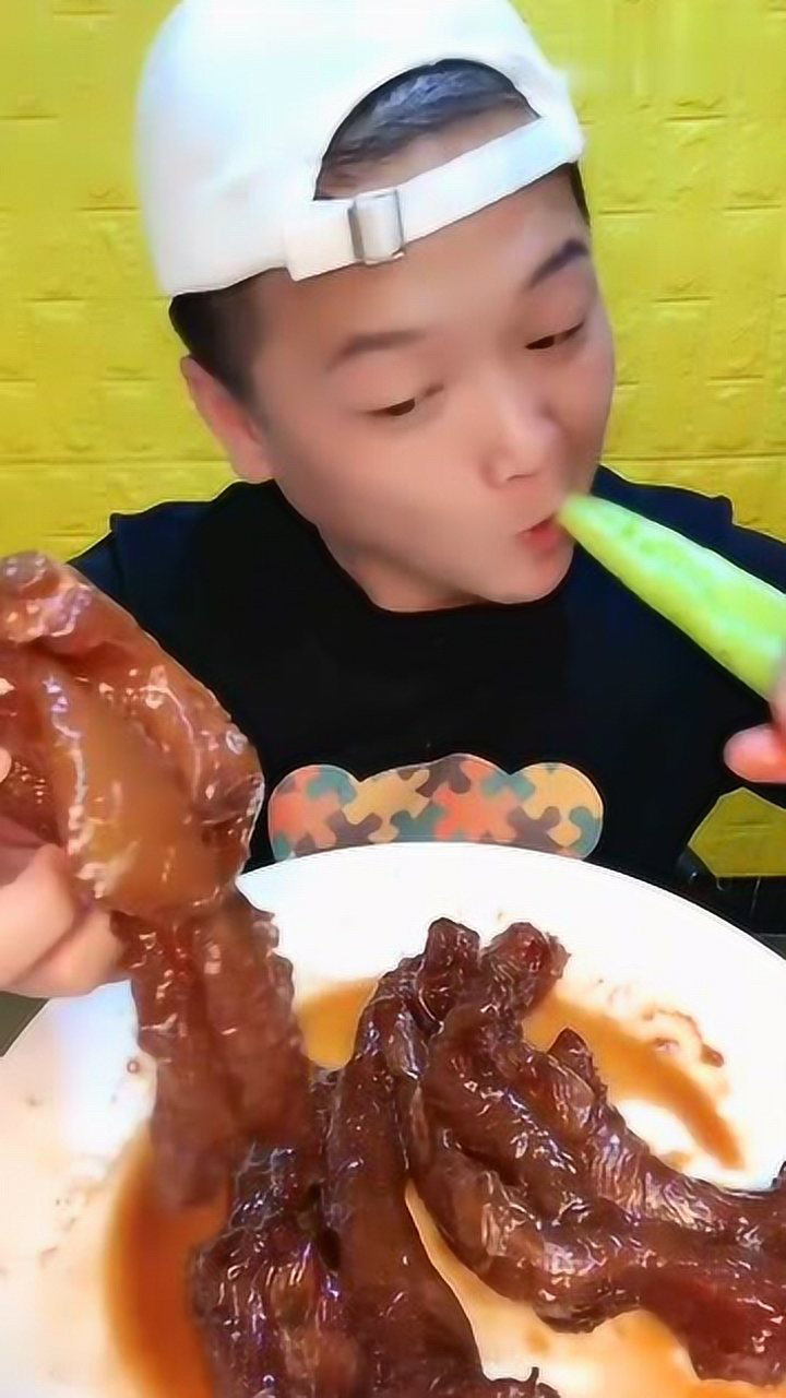 东北吃播大胃王,小哥哥吃自己做的牛蹄筋,一口下去太香了