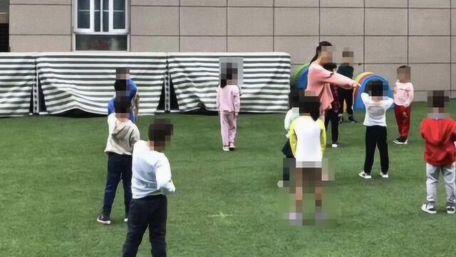 幼儿园让孩子穿内裤室外活动,“空气浴”听说过吗