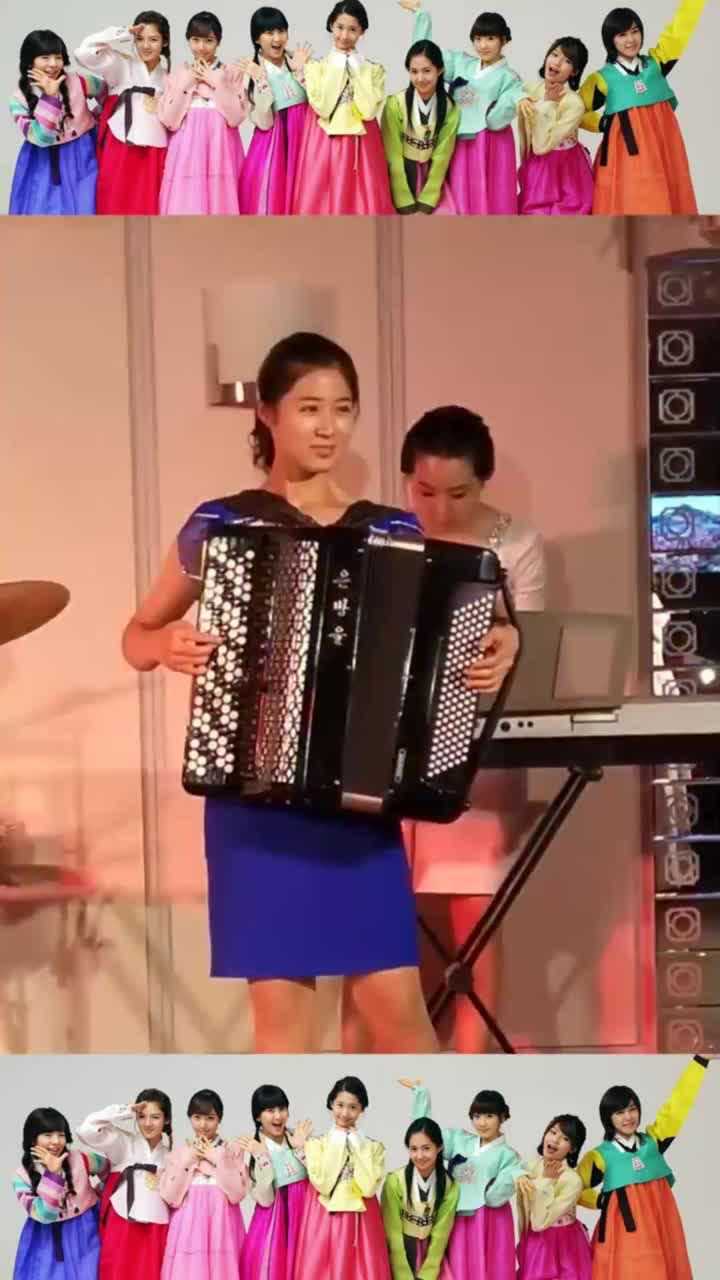 朝鲜美女手风琴演奏图片