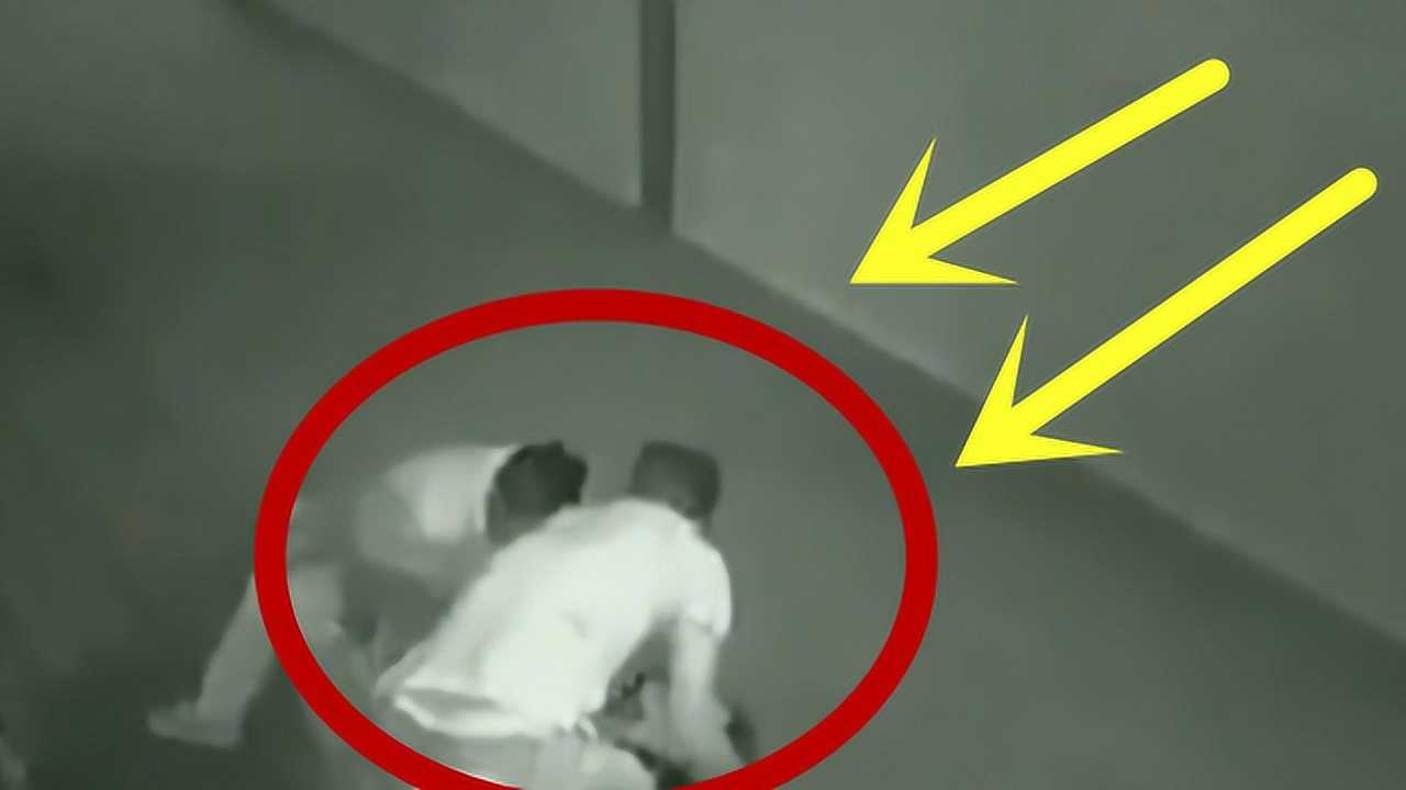 少女独自一人走在路上，惨遭2名男子尾随“强奸”，监控记录全过程！_高清