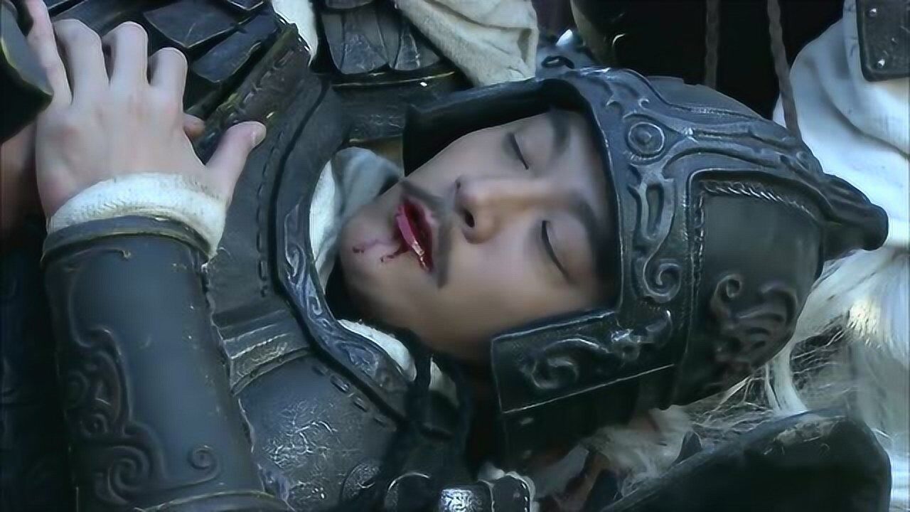 周瑜中箭曹仁营前叫骂,周瑜诈死以牙还牙引曹仁夜攻周营中埋伏