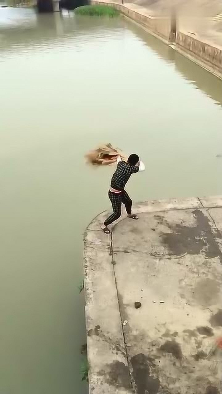 高手在民间大叔慢动作撒网教学技术太精湛了