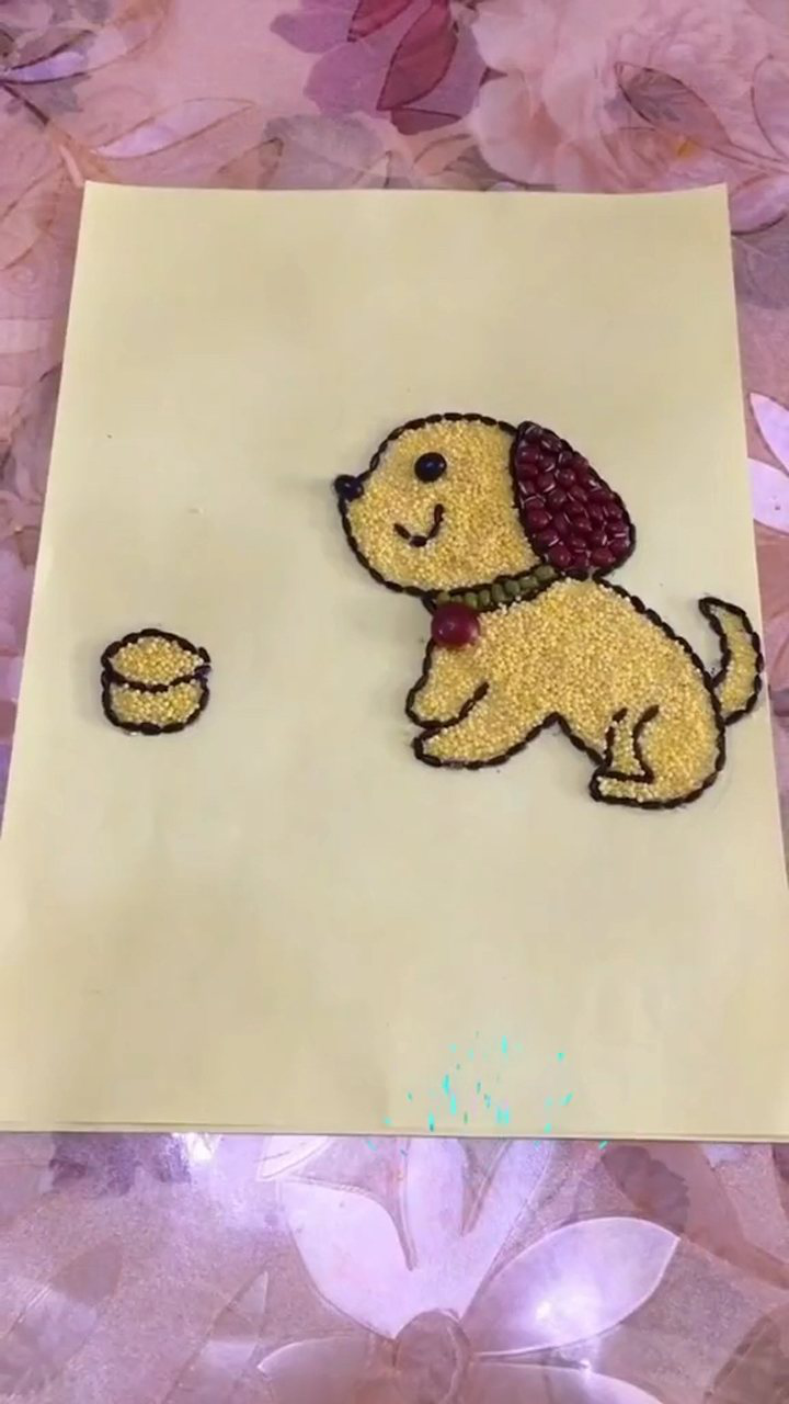 用五谷杂粮制作的小狗狗贴画你喜欢吗快去试着做一做吧