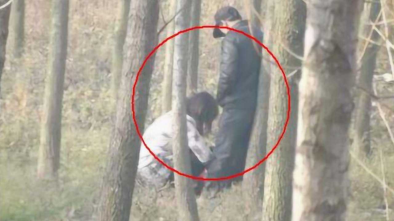 大妈大白天小树林卖淫每次20块大爷们带着盒饭排队