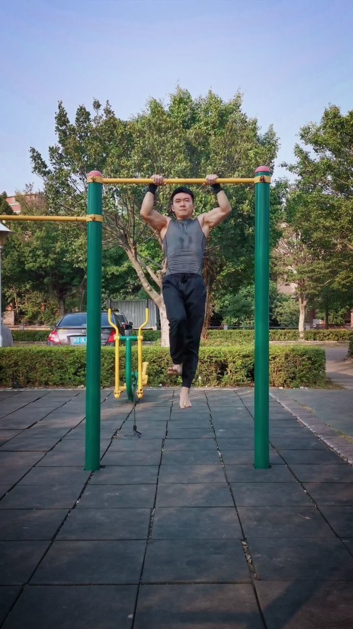 健身达人单杠这么玩