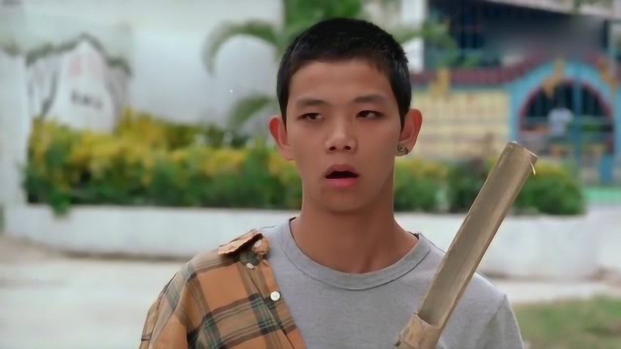 少林足球:一群流氓咄咄逼人,星爷忍无可忍,金刚腿踢球教做人!