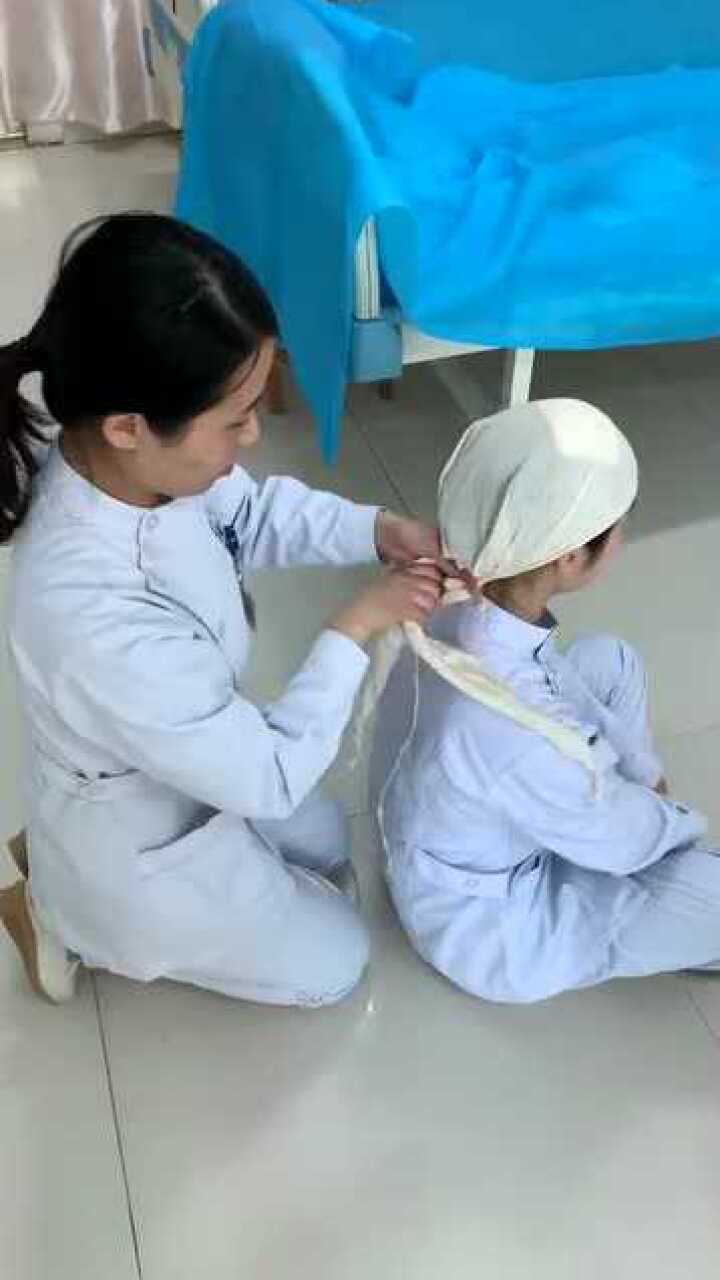 护士小姐姐做头部包扎模拟演习她的操作很熟练不输护士长