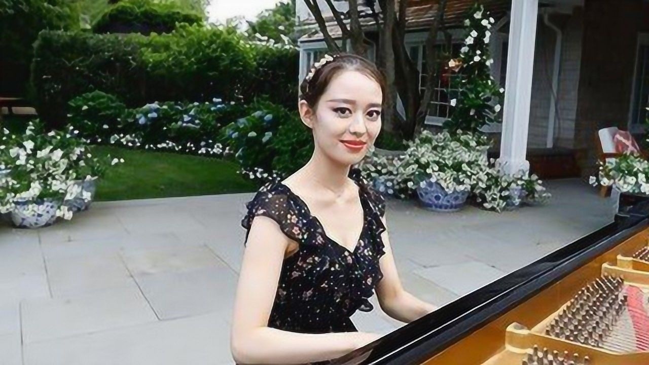 吉娜袭蓝裙出席某活动现场弹奏彩云追月网友直呼简直就是仙女下凡