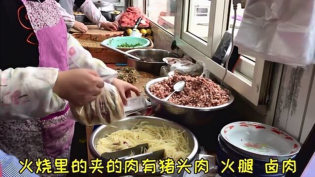 香河这家随时来都排队的苍蝇馆,10个工人忙不停,价格实惠饼好吃