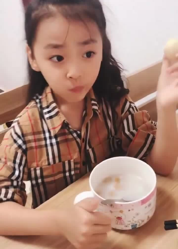 被父母宠坏的焱娃娃到学校就得自己吃饭不然就会挨打