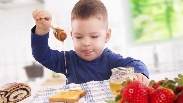 孩子吃蜂蜜是好是坏?小于这个年龄,给孩子吃蜂蜜风险有点大!